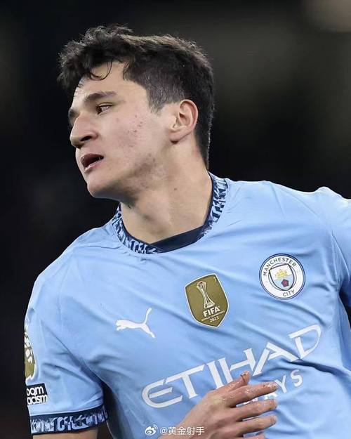 差点丢球！胡桑诺夫后场横传送礼，斯旺西球员半单刀射门偏出