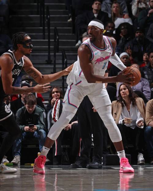 韦尔:阿德巴约总是提醒我有身高优势 他帮助我很多