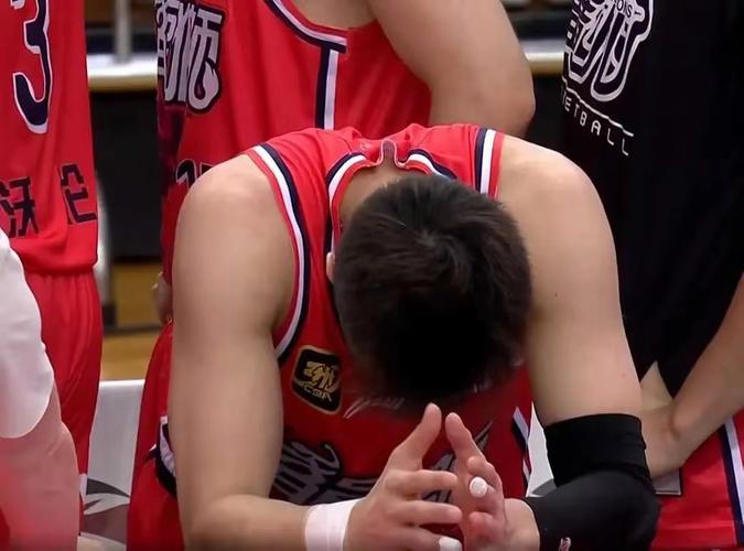 队记：阿伦遭遇左手无名指末节指骨非移位性骨折 明日出战成疑