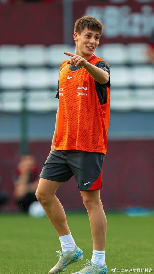 记者：居莱尔今日训练状态出色，他无疑会在对阵利物浦时首发