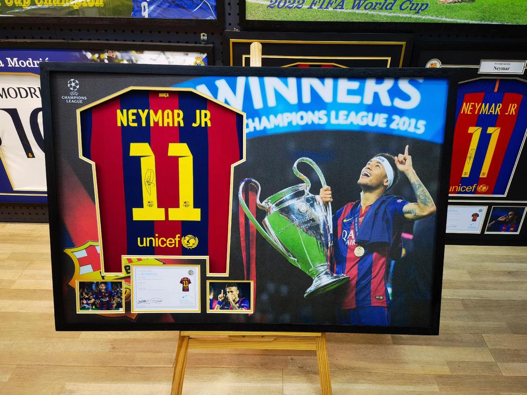 内马尔赠巴西名宿里瓦尔多签名球衣，社媒晒合影并配文：偶像！