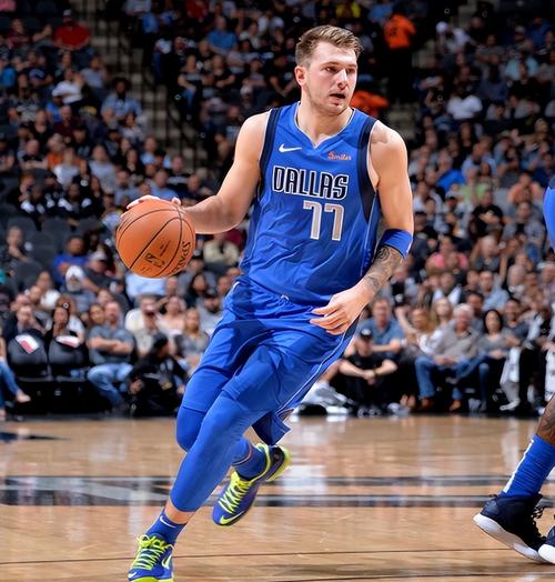 东契奇：你永远不知道会不会有机会上场 而布朗尼做好了准备