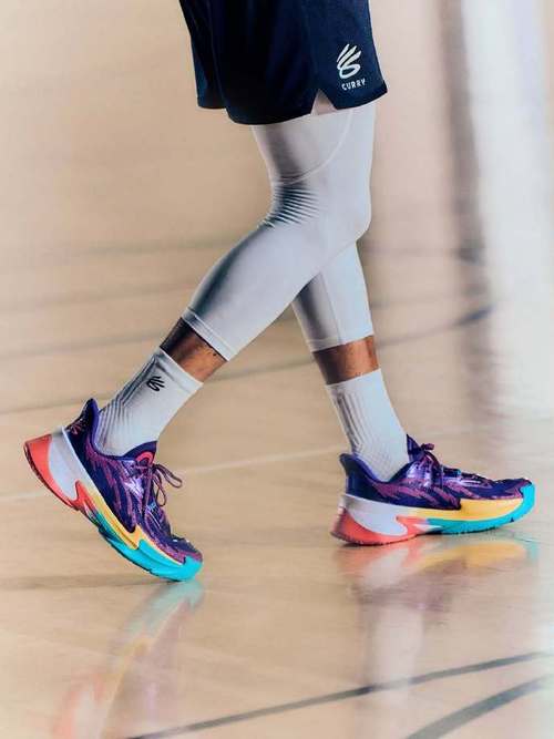 库里大衣配色?库里高端系列球鞋Series 7难得一见的低调配色方案