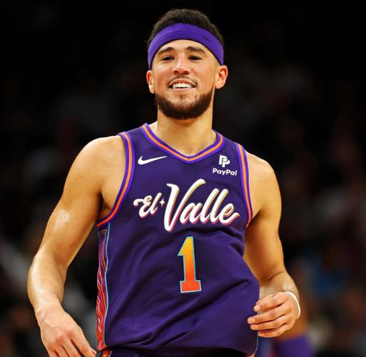 独木难支！布克上半场14中6得17分2板1助1断 罚球5中5&三分3中0