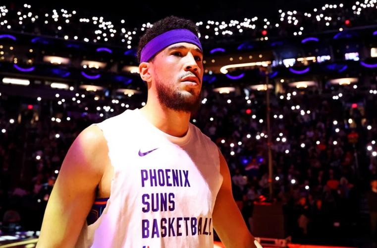 个人能力还是强！布克本赛季场均30分4板7.4助 三分命中率45.7%