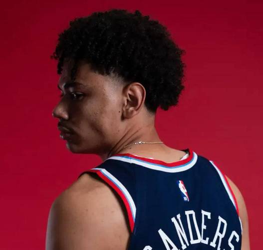 进攻欲望很强！桑德斯抢断推反击 小卡虚晃后顶着人抛投2+1